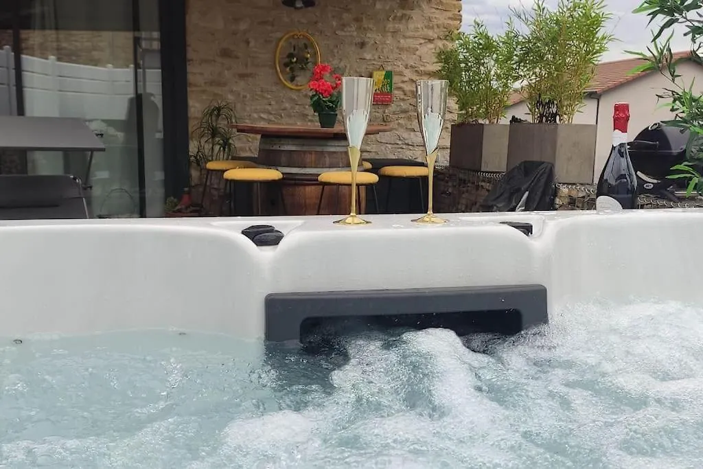 Holiday home Jacuzzi Au Lemon Tree Et Charme Des Pierres Dorees Panossas